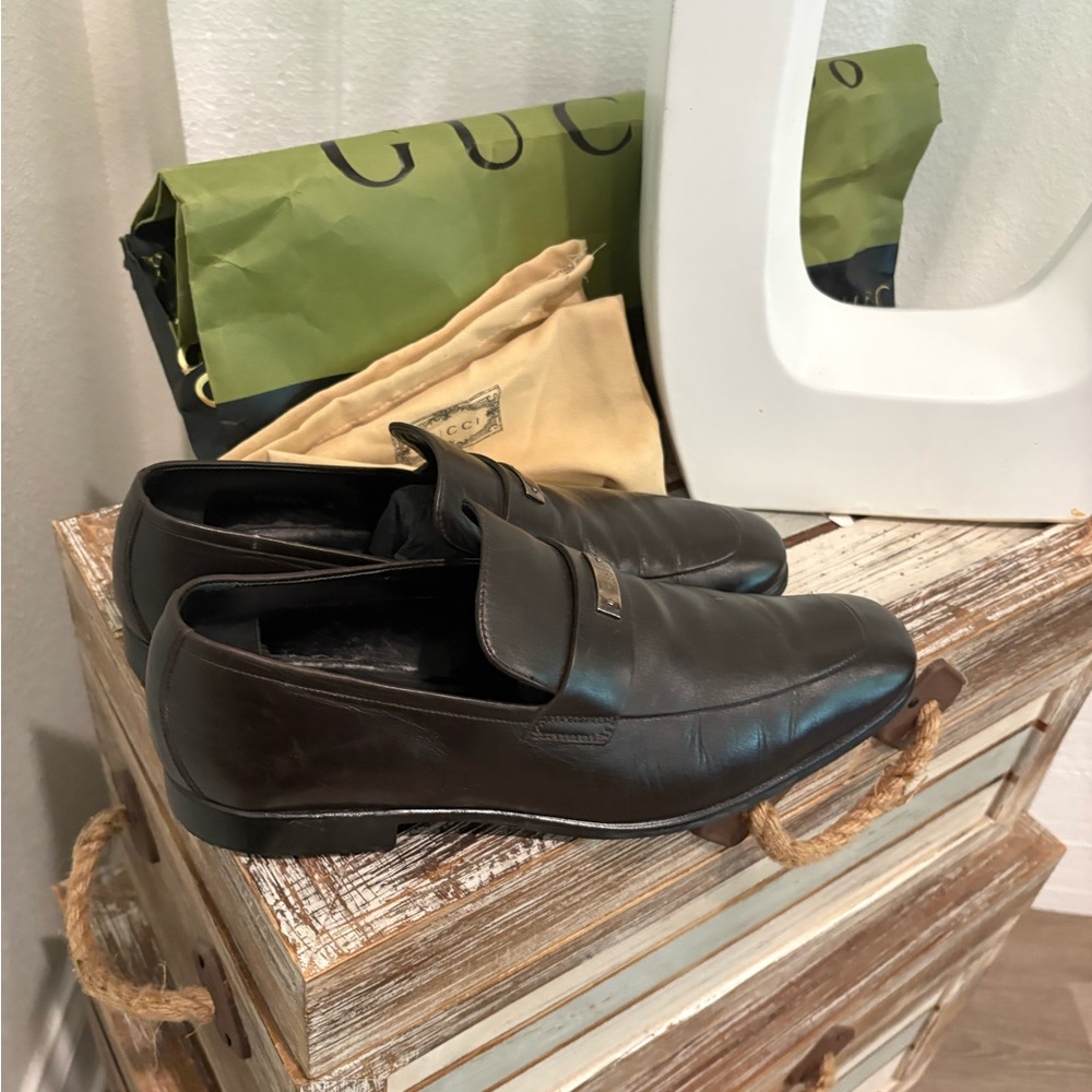 Gucci Black Leather Loafers with Polished Finish